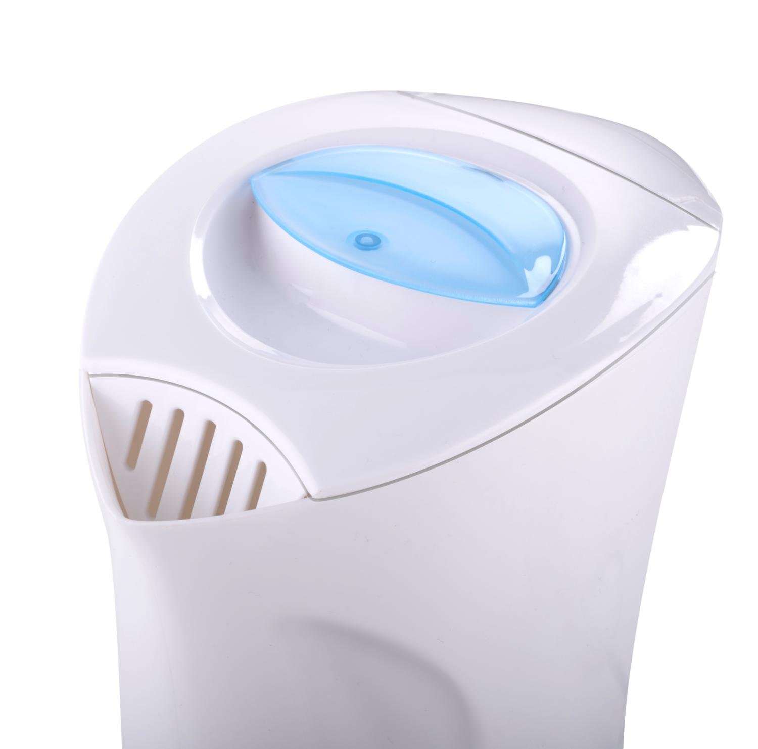 Górna białego czajnika z niebieskim czubkiem.