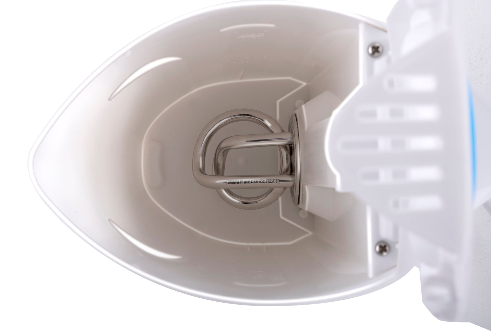 Widok białego czajnika od góry. Czajnik jest otwarty i widać jego wnętrze.