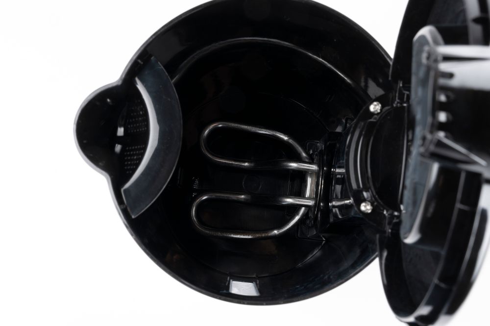 Otwarty czarny czajnik Alpina, widziany z góry.